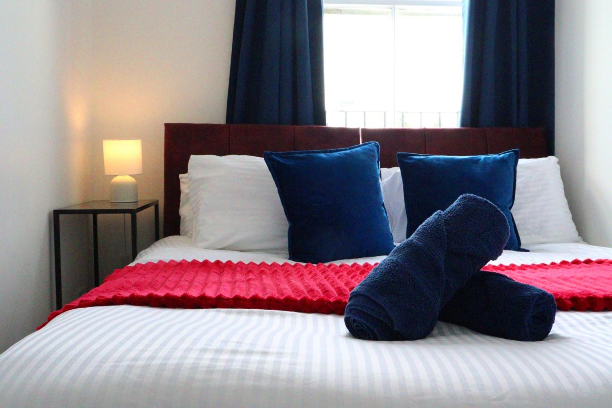 Brand New Modern Apartments Steps From Gloucester Quays Exterior photo