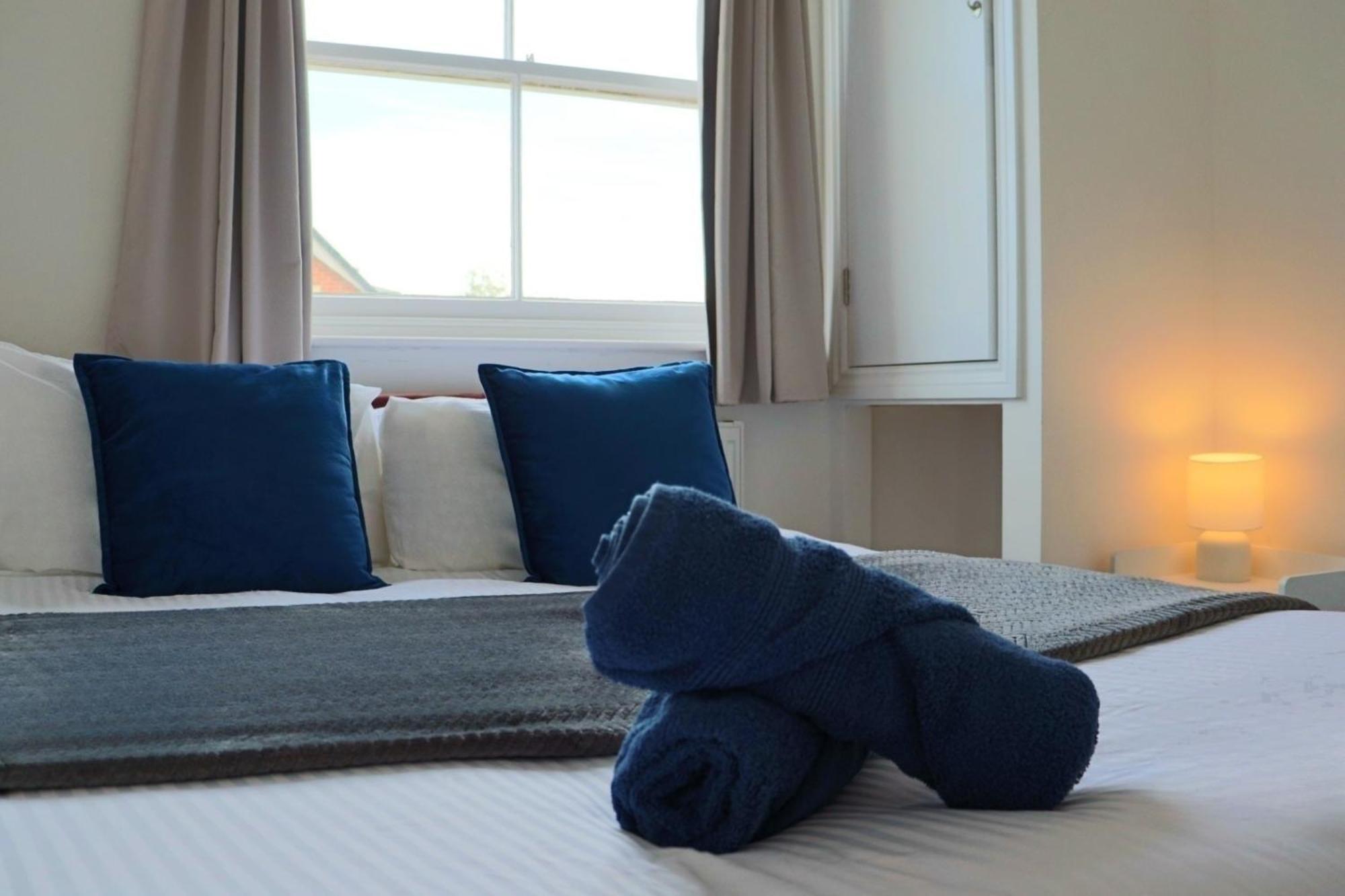 Brand New Modern Apartments Steps From Gloucester Quays Exterior photo